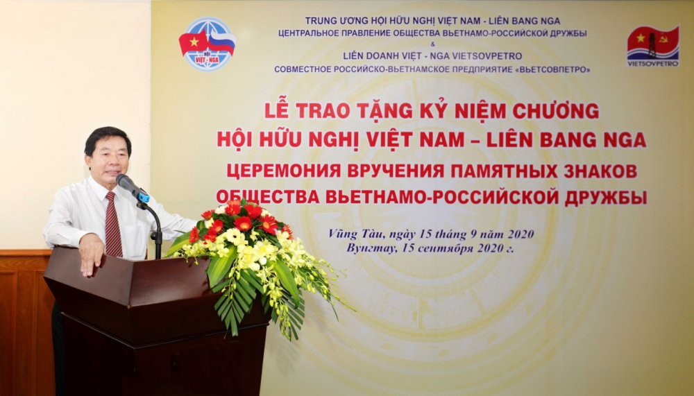 Phó Chủ tịch thường trực Hội Trịnh Quốc Khánh phát biểu trong buổi lễ trao tặng Kỷ niệm chương tại Vietsovpetro.