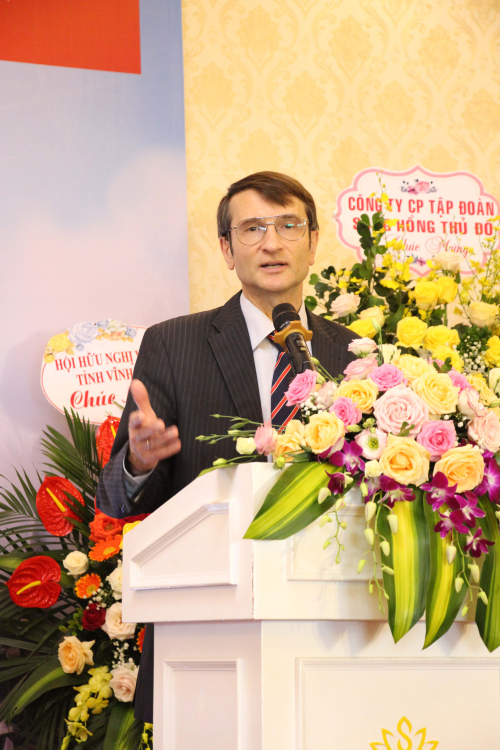 Tham tán Công sứ ĐSQ Nga Vadim Bublikov phát biểu tại cuộc gặp mặt