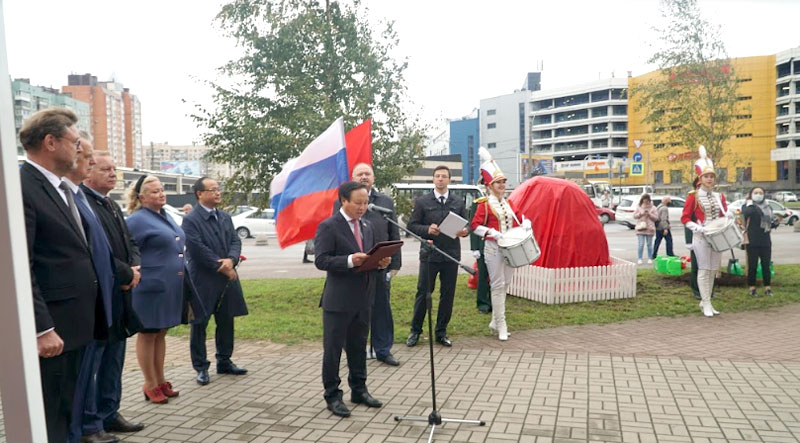Đại sứ đặc mệnh toàn quyền Việt Nam tại LB Nga Ngô Đức Mạnh và Phó Thống đốc Saint Petersburg Nikolay Bondarenko trồng cây lưu niệm.   Ảnh: BÙI DUY TRINH - TTXVN