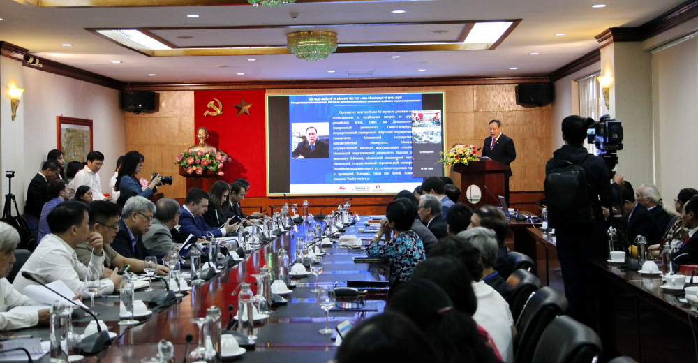 GS.TSKH. Nguyễn Đình Đức - Chủ tịch Chi hội Hữu nghị Việt-Nga ĐHQGHN, phát biểu khai mạc Hội thảo