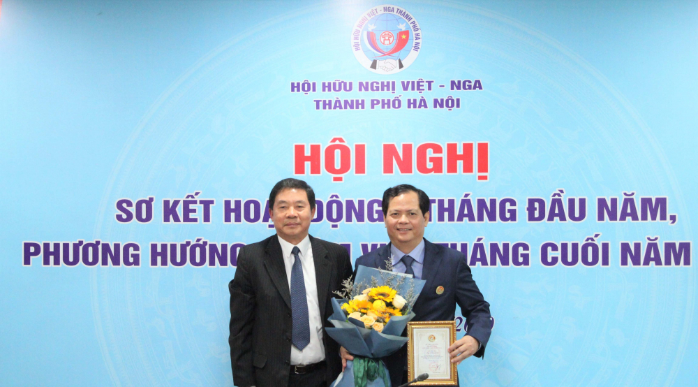 Ông Trịnh Quốc Khánh, Phó CT thường trực Trung ương Hội (trái ) và ông Đỗ Mạnh Hải, Chủ tịch Hội Hữu nghị Việt-Nga TP Hà Nội