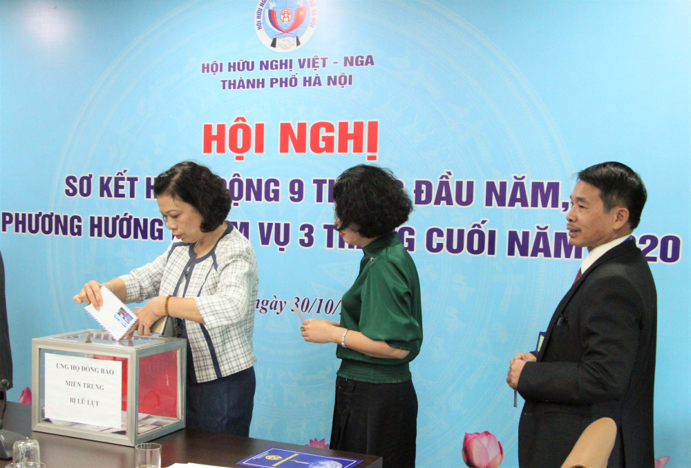 Các đại biểu tham dự hội nghị quyên góp tiền ủng hộ đồng bào các tỉnh miền Trung