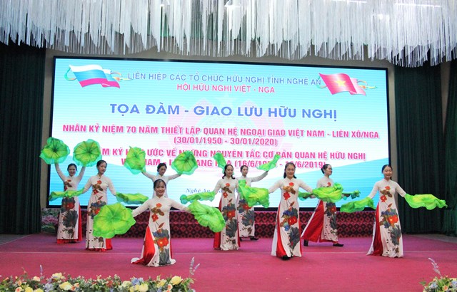 Tiết mục văn nghệ tại cuộc tọa đàm giao lưu hữu nghị Việt-Nga do Hội Hữu nghị Việt-Nga tỉnh Nghệ An tổ chức năm 2019