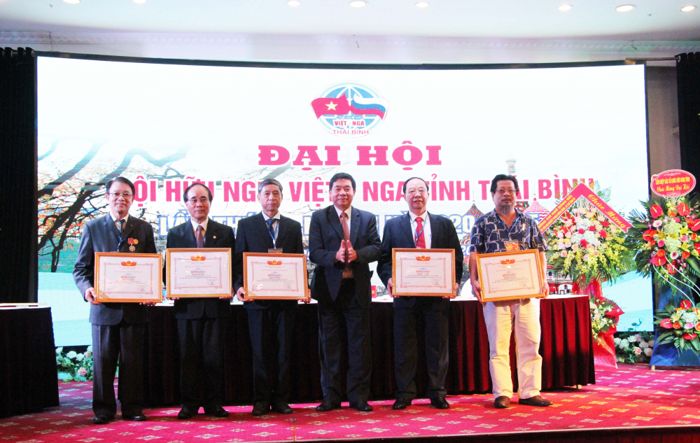 Năm cán bộ Hội Việt-Nga tỉnh Thái Bình được tặng Bằng khen của Chủ tịch Trung ương Hội Hữu nghị Việt-Nga