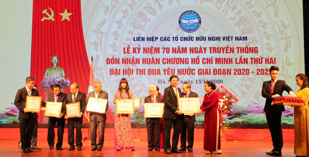 Chủ tịch Liên hiệp hữu nghị Nguyễn Phương Nga trao Bằng khen tặng Hội Hữu nghị Việt-Nga cho ông Trịnh Quốc Khánh - Phó Chủ tịch thường trực Hội.