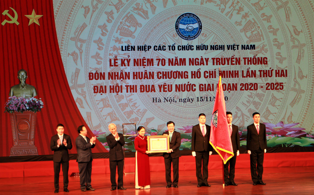 Phó Thủ tướng, Bộ trưởng Ngoại giao Phạm Bình Minh trao Huân chương Hồ Chí Minh tặng Liên hiệp hữu nghị.