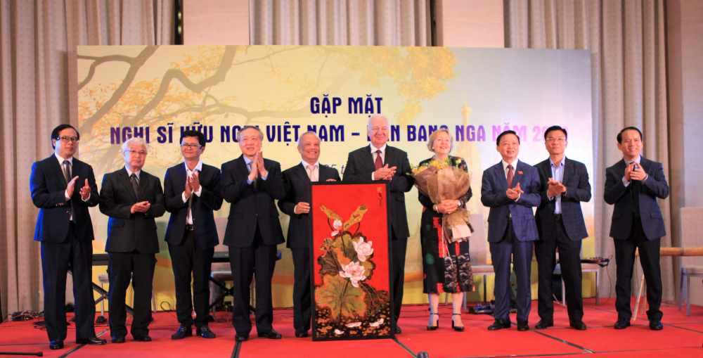 Phó Chủ tịch Quốc hội Uông Chu Lưu trao quà tặng Đại sứ Nga K. Vnukov