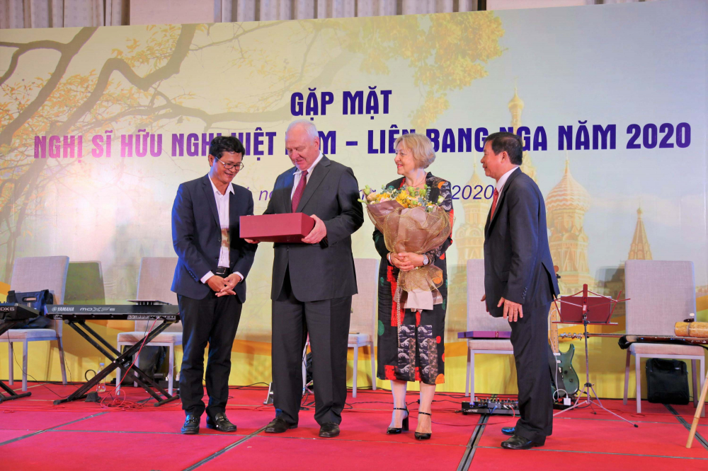 Chủ tịch Hội Hữu nghị Việt-Nga Trần Bình Minh (bìa trái) trao quà tặng Đại sứ K. Vnukov