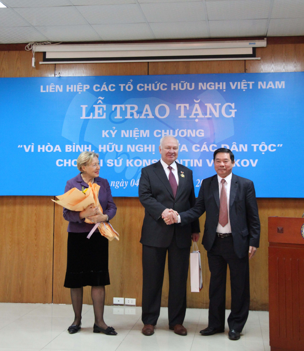 Phó Chủ tịch thường trực Hội Hữu nghị Việt-Nga trao tặng Đại sứ K. Vnukov quà lưu niệm của Hội.  Ảnh: ĐĂNG PHÁT