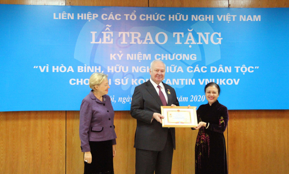 Chủ tịch Liên hiệp Hữu nghị Nguyễn Phương Nga trao tặng Đại sứ K. Vnukov Kỷ niệm chương 