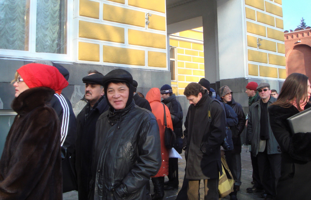 Tác giả (thứ ba từ trái sang) - lúc đó là Phóng viên thường trú TTXVN tại Moskva - xếp hàng để kiểm tra an ninh trước khi vào Điện Kremlin tham dự cuộc họp báo của Tổng thống Vladimir Putin ngày 4/2/2008. Ảnh: TRẦN QUANG VINH