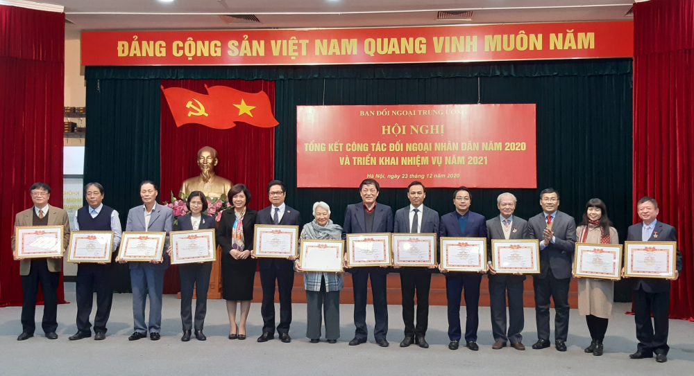 Hội Hữu nghị Việt-Nga và một số cá nhân, đơn vị khác được tặng Bằng khen của Trưởng Ban Đối ngoại Trung ương Đảng.
