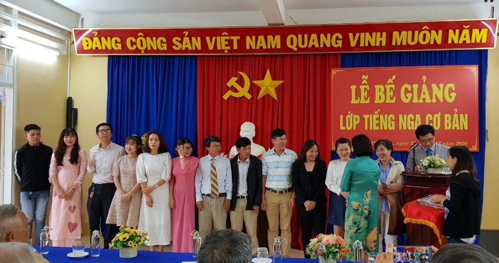 Phó Giám đốc Sở Văn hóa, Thể thao và Du lịch tỉnh Phú Yên, bà Nguyễn Thị Hồng Thái, trao Giấy chứng nhận tốt nghiệp lớp tiếng Nga cơ bản cho các học viên