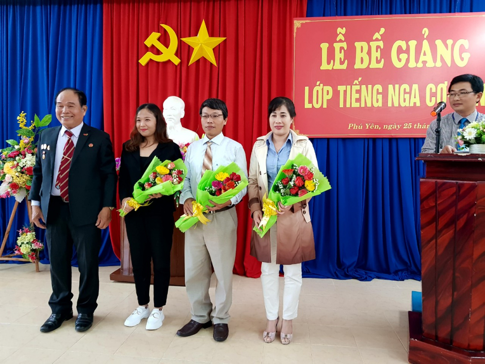 Chủ tịch Hội Hữu nghị Việt-Nga tỉnh Phú Yên Nguyễn Đắc Tấn (bìa trái) và 3 học viên tốt nghiệp xuất sắc lớp tiếng nga cơ bản,