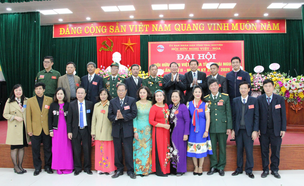 Các đại biểu khách mời và Ban chấp hành Hội Hữu nghị Việt-Nga tỉnh Thái Nguyên khóa II chụp ảnh kỷ niệm