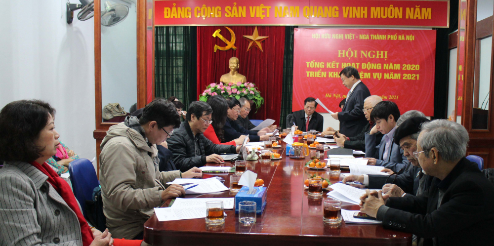 Ông Cao Võ - Phó Chủ tịch Hội Hữu nghị Việt-Nga TP Hà Nội, trình bày báo cáo tại hội nghị.