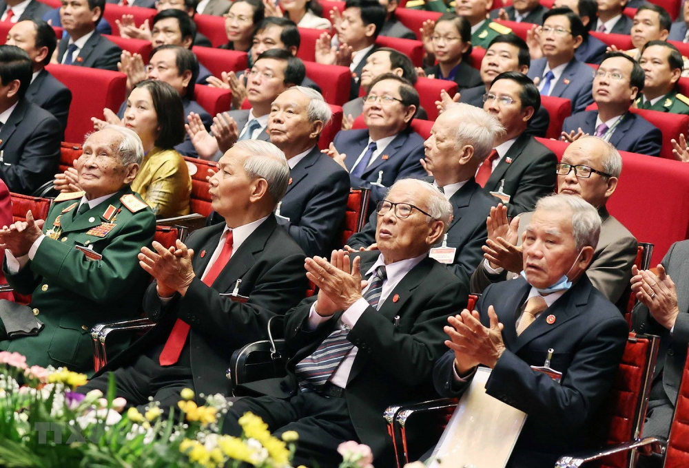 Các vị lão thành cách mạng tham dự Đại hội