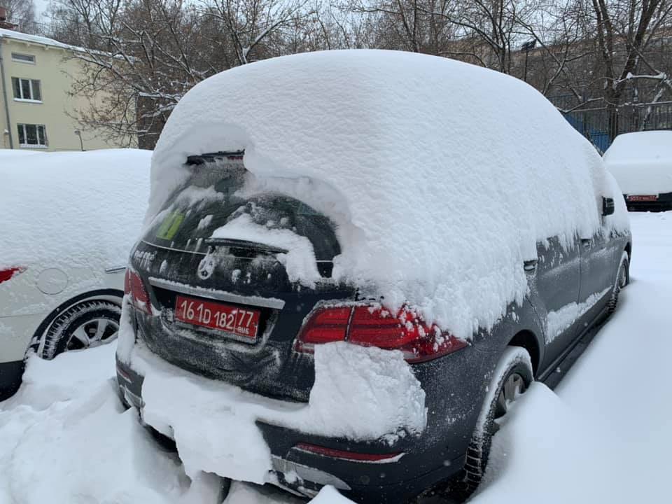 Tuyết phủ trên xe ô-tô của cơ quan Việt Nam tại Moskva. Ảnh: PHAN VŨ NHẬT LINH