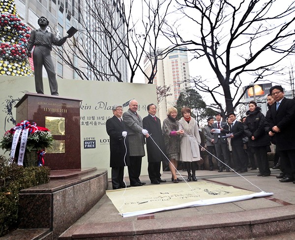 Ông K. Vnukov (thứ hai từ trái sang, là Đại sứ Nga tại Hàn Quốc) trong lễ khánh thành tượng A. Pushkin ở thủ đô Seul (Hàn Quốc) năm 2013