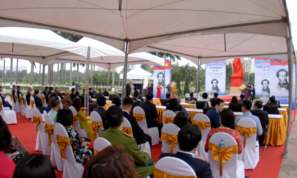 Đại biểu học sinh (ảnh trên) và đại diện các ban, ngành, đoàn thể ở Hà Nội tham dự Lễ khánh thành.  Ảnh: ĐĂNG PHÁT