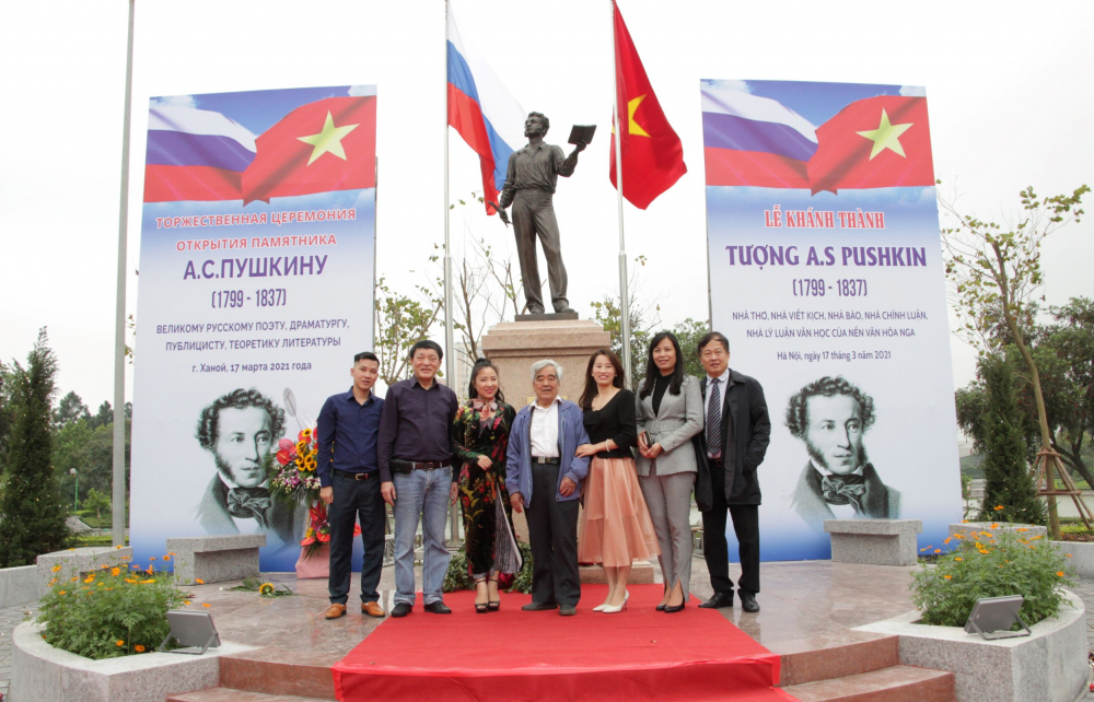 Các đại biểu chụp ảnh kỷ niệm tại tượng đài.