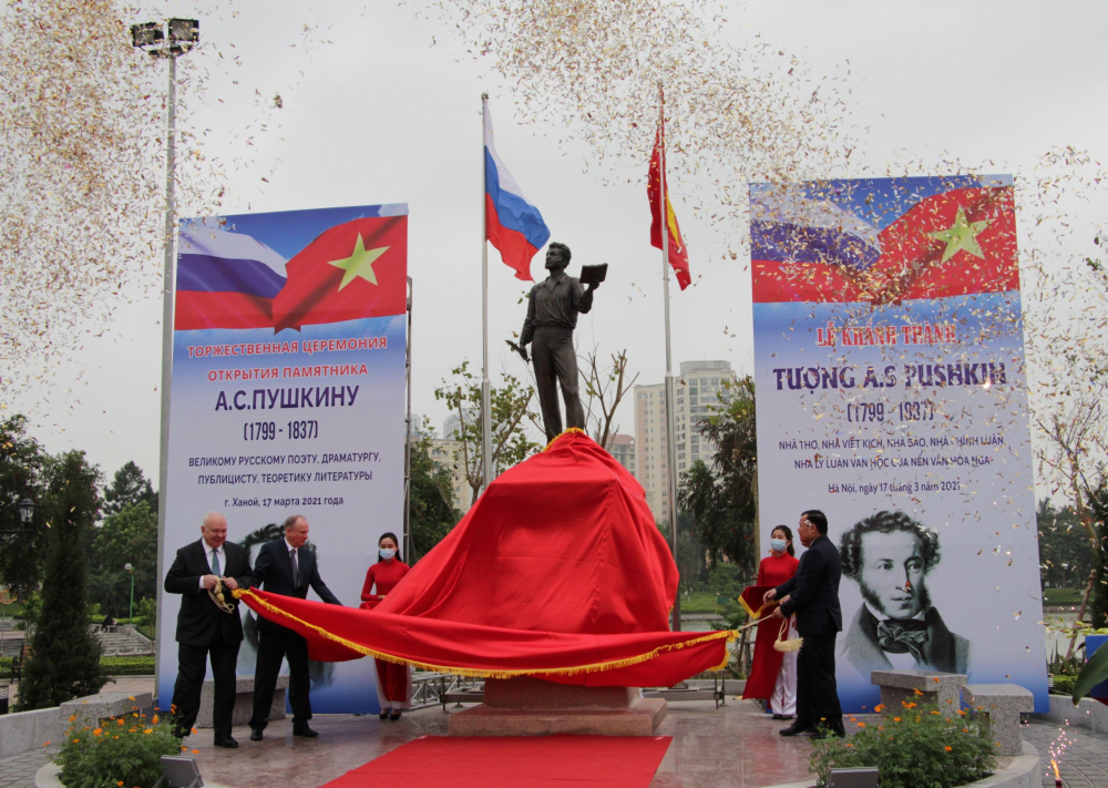 Khánh thành ! Đại diện lãnh đạo Hà Nội và LB Nga cùng gỡ tấm vải đỏ, chính thức khánh thành tượng đài A. Pushkin.  Ảnh: ĐĂNG PHÁT