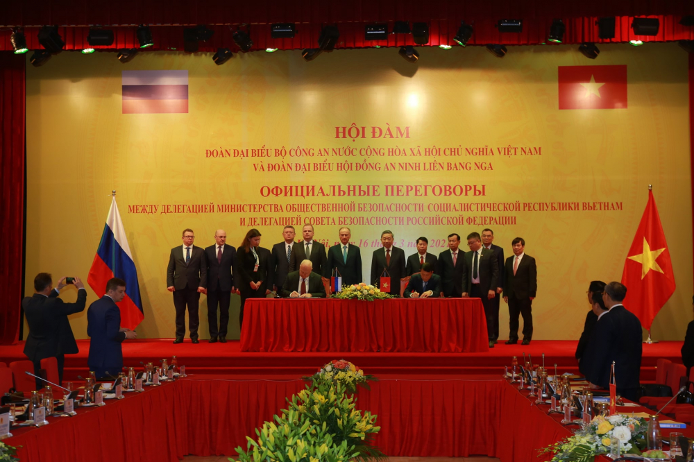 Ký “Bản ghi nhớ về hợp tác giữa Bộ Công an Việt Nam và Ủy ban Điều tra LB Nga”.