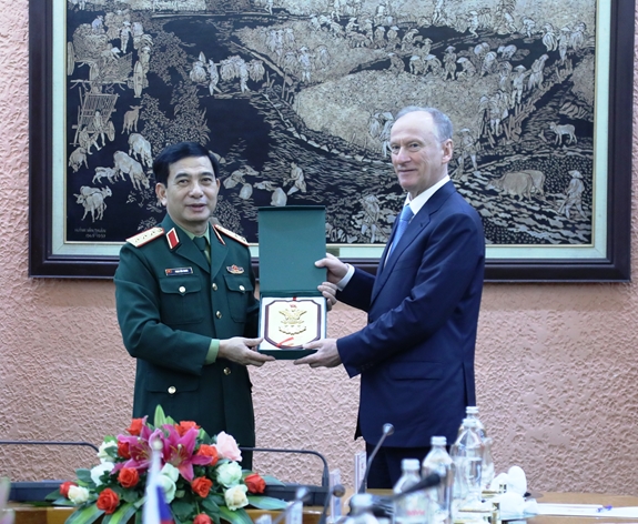 Thượng tướng Phan Văn Giang trao quà tặng Đại tướng Nikolai Patrushev