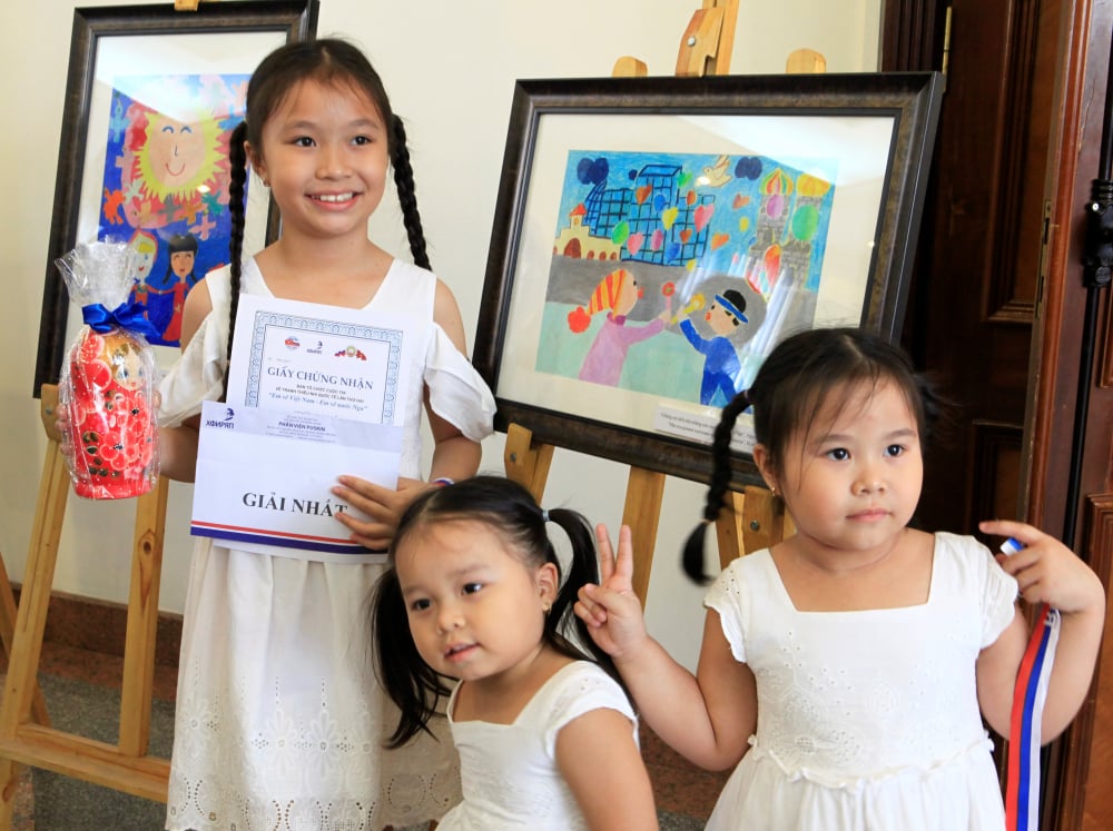 Tại Lễ trao giải Cuộc thi «Em vẽ Việt Nam - Em vẽ nước Nga» lần thứ hai ở Hà Nội