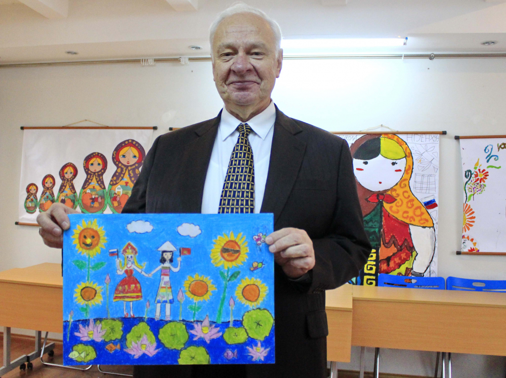 Năm 2017, Đại sứ K. Vnukov nhiệt tình tham gia Ban giám khảo Cuộc thi vẽ tranh thiếu nhi quốc tế 