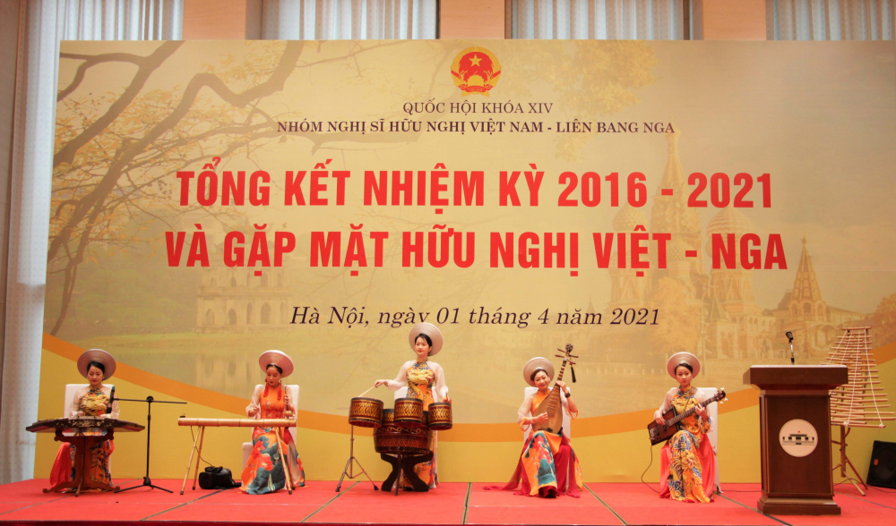Các nghệ sĩ biễu diễn những bài hát Việt Nam và Nga trong cuộc gặp mặt.  Ảnh: ĐĂNG PHÁT
