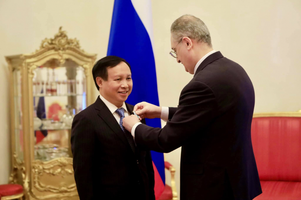 Thứ trưởng Ngoại giao Liên bang Nga Igor Morgulov trao Huân chương Hữu nghị tặng Đại sứ Ngô Đức Mạnh