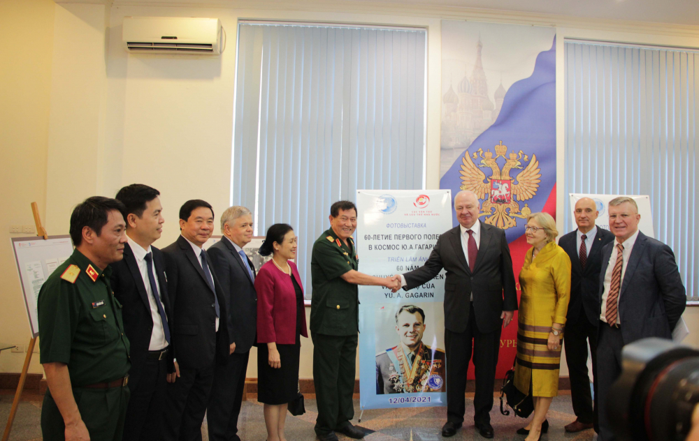 Đại sứ LB Nga K. Vnukov bắt tay Trung tướng, Anh hùng Phạm Tuân tại gian trưng bày triển lãm ảnh 