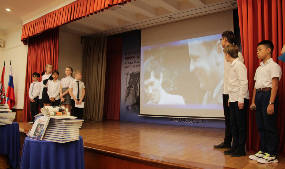 Học sinh Trường phổ thông thuộc Đại sứ quán Nga tại Việt Nam biểu diễn các tiết mục thơ, nhạc chúc mừng nhà du hành vũ trụ Việt Nam Phạm Tuân và chào mừng Ngày Vũ trụ.