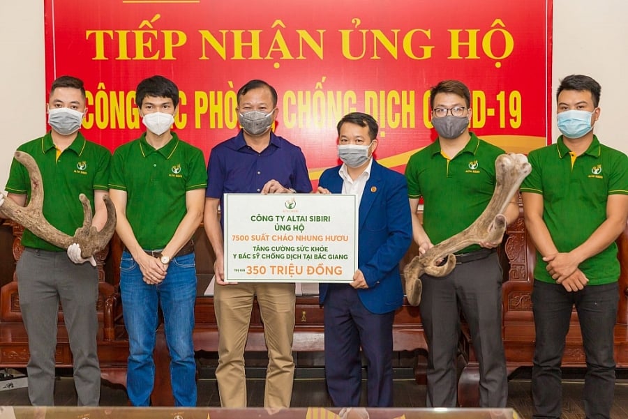 Ông Nguyễn Đại Lượng (thứ ba từ trái sang) và ông Trần Văn Tám (thứ ba từ phải sang) trong lễ trao quà của Công ty cho huyện Việt Yên.