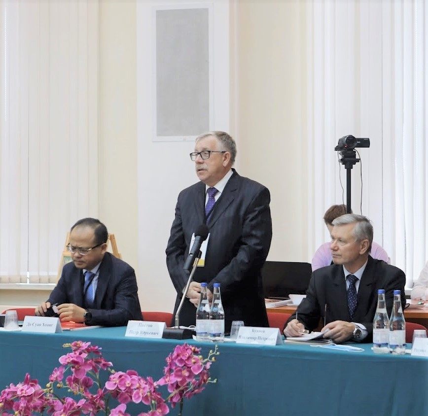 Tiến sĩ P. Yu. Tsvetov (người đứng) phát biểu trong một cuộc hội thảo khoa học về quan hệ Nga - Việt