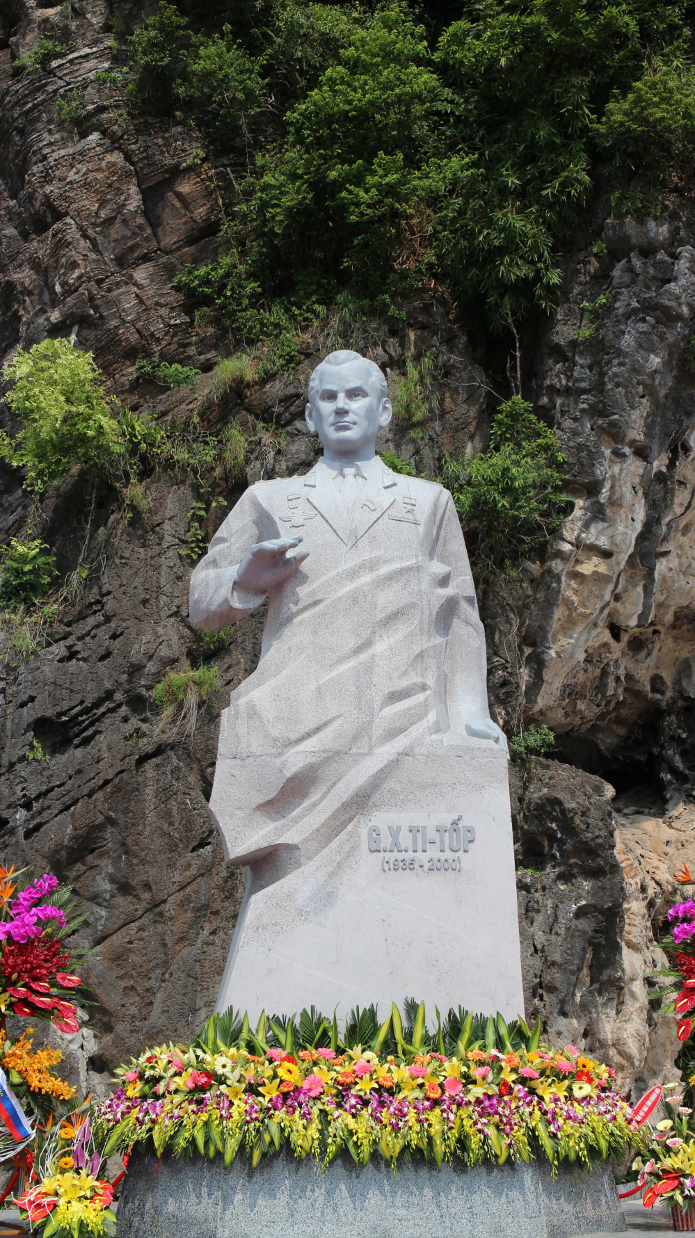 Памятник Г.С. Титову  Фото:  НГУЕН  ДАНГ  ФАТ