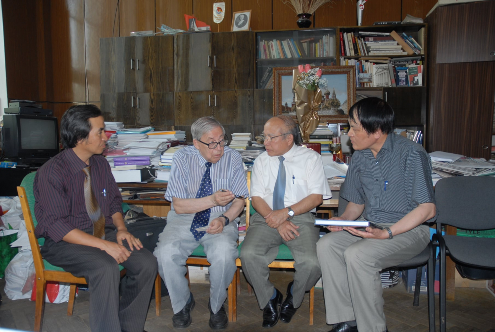 TGĐ TTXVN Nguyễn Quốc Uy (áo trắng), nhà báo Phạm Tiến Dũng (bìa trái) và Nguyễn Đăng Phát (bìa phải) cùng thầy Yasen N. Zasurski tại Văn phòng của thầy ở Khoa Báo chí (năm 2007).