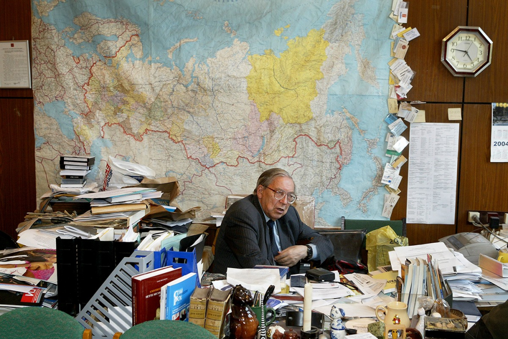 Thầy Yassen N. Zassoursky trong phòng làm việc của mình ở Khoa Báo chí MGU