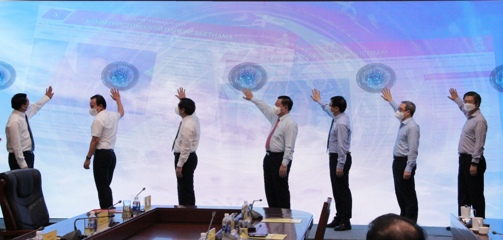 Bấm nút chính thức khai trương trang tiếng Nga và tiếng Tây Ban Nha. Ảnh: ĐĂNG PHÁT