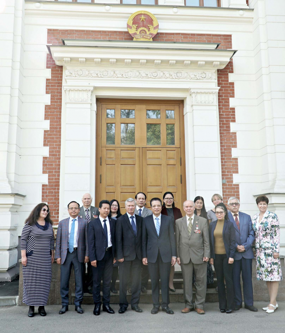 Đại sứ Đặng Minh Khôi và đoàn đại biểu hai Hội chụp ảnh kỷ niệm tại Đại sứ quán Việt Nam.  Ảnh: HỒNG QUÂN, QUANG VINH