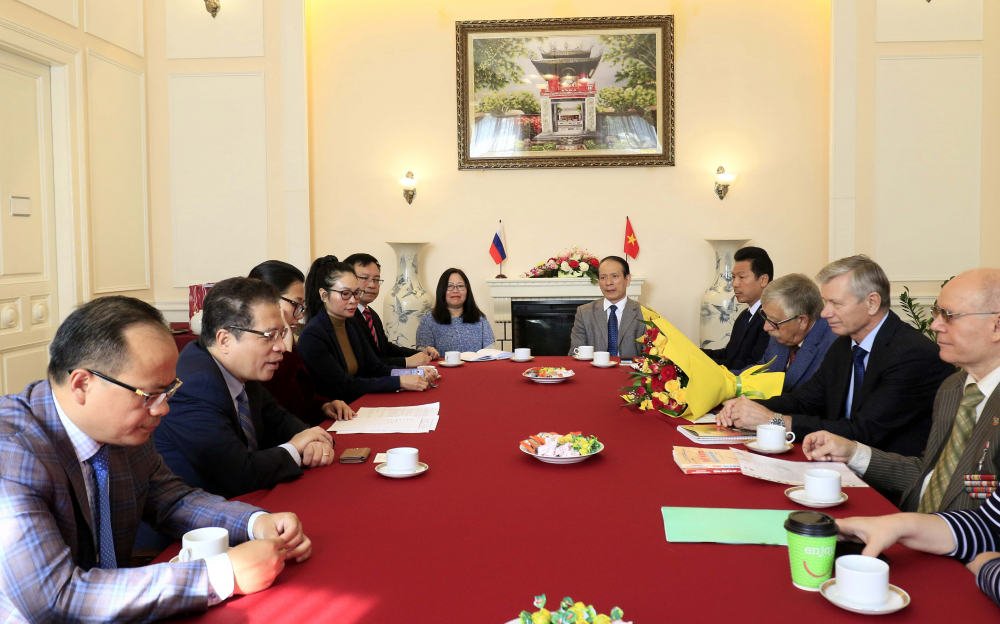 Đại sứ Đặng Minh Khôi (thứ hai từ trái sang) gặp làm việc với lãnh đạo Hội Hữu nghị Nga-Việt và Hội cựu chuyên gia quân sự Nga.   Ảnh: HỒNG QUÂN, QUANG VINH