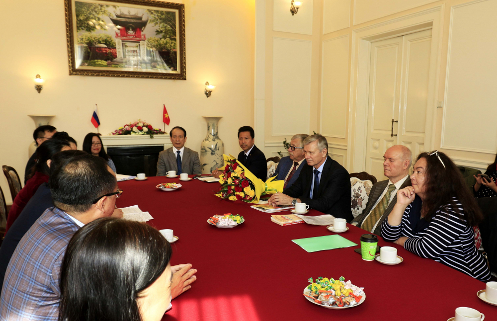 GS V. Buyanov (thứ ba từ phải sang) và ông N. Kolesnik (thứ hai từ phải sang) trong cuộc gặp làm việc với Đại sứ Đặng Minh Khôi.   Ảnh: HỒNG QUÂN, QUANG VINH