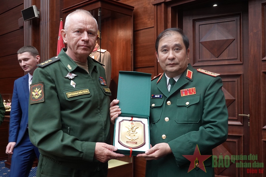 Trung tướng Phùng Sĩ Tấn trao quà lưu niệm tặng Thượng tướng Alexander Vasilyevich Fomin.  Ảnh: Báo Quân đội nhân dân.  