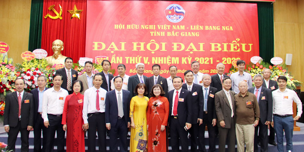 Ban chấp hành Hội Hữu nghị Việt - Nga tỉnh Bắc Giang khóa V chụp ảnh chung với các đại biểu khách mời tham dự Đại hội.
