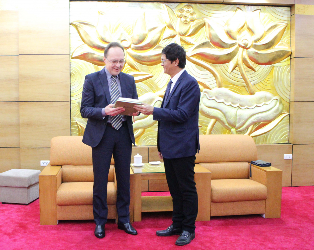 Chủ tịch Hội Trần Bình Minh trao tặng Đại sứ G. S. Bezdetko hai cuốn sách do Hội xuất bản.