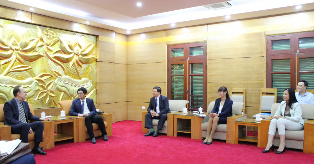 Chủ tịch Hội Trần Bình Minh tiếp thân mật Đại sứ LB Nga G. S. Bezdetko