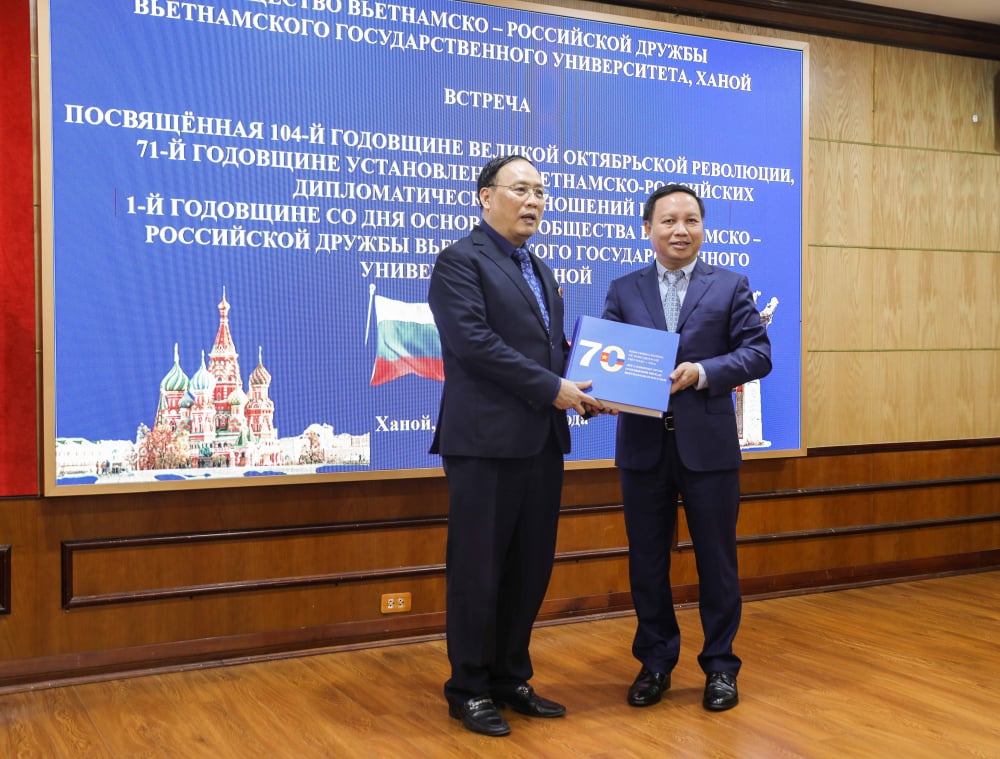 TS Ngô Đức Mạnh, nguyên Đại sứ Việt Nam tại Nga, trao tặng Chi hội VNU cuốn sách về 70 năm quan hệ hữu nghị, hợp tác Việt-Nga