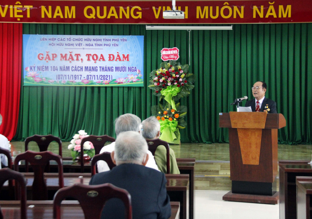 Ông Nguyễn Đắc Tấn, Chủ tịch Hội Hữu nghị Việt – Nga tỉnh Phú Yên phát biểu trong cuộc gặp mặt, tọa đàm.