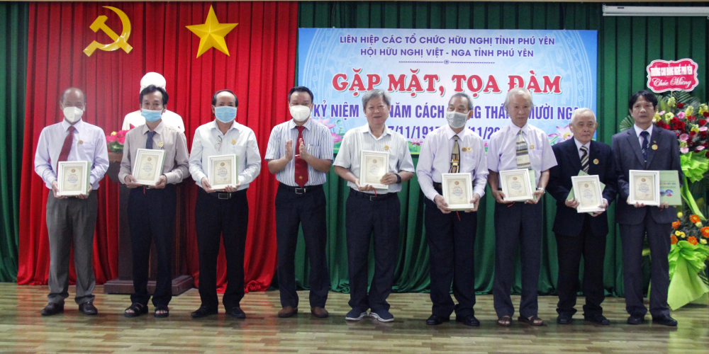 Ông Đào Mỹ, Tỉnh ủy viên, Phó chủ tịch UBND tỉnh Phú Yên, trao Kỷ niệm chương Hội Hữu nghị Việt - Nga tặng cán bộ, hội viên.